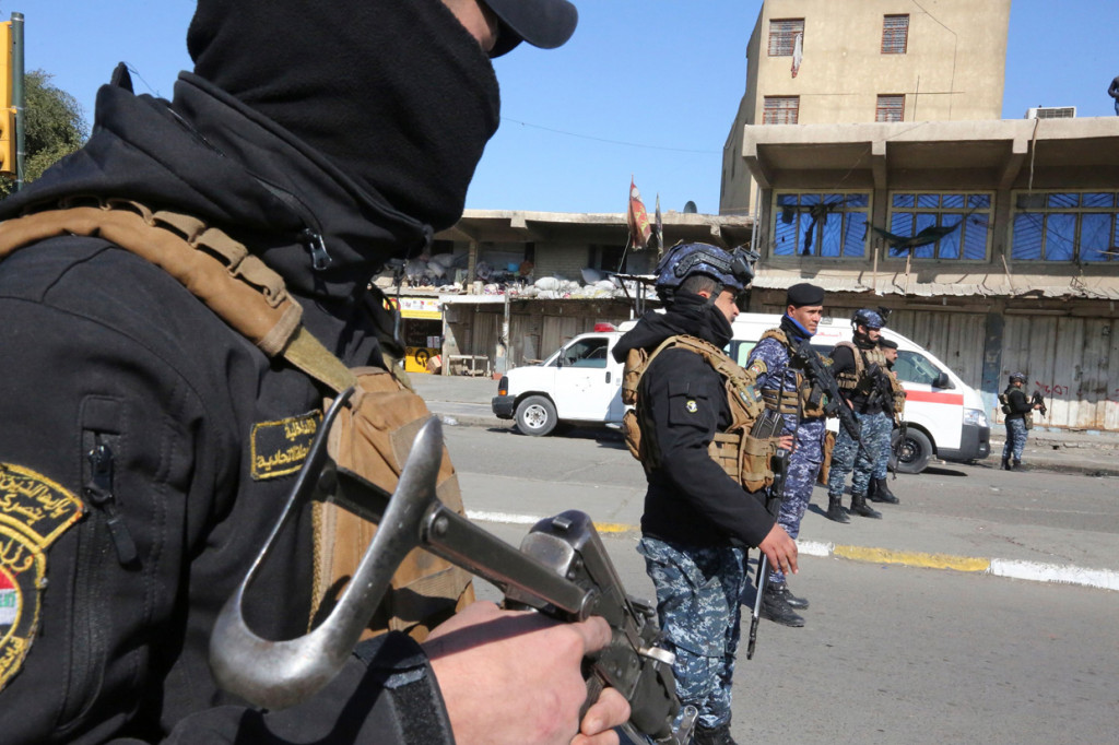 Pasukan keamanan mengatakan mereka sempat mengejar dua pelaku sebelum akhirnya meledakkan diri.