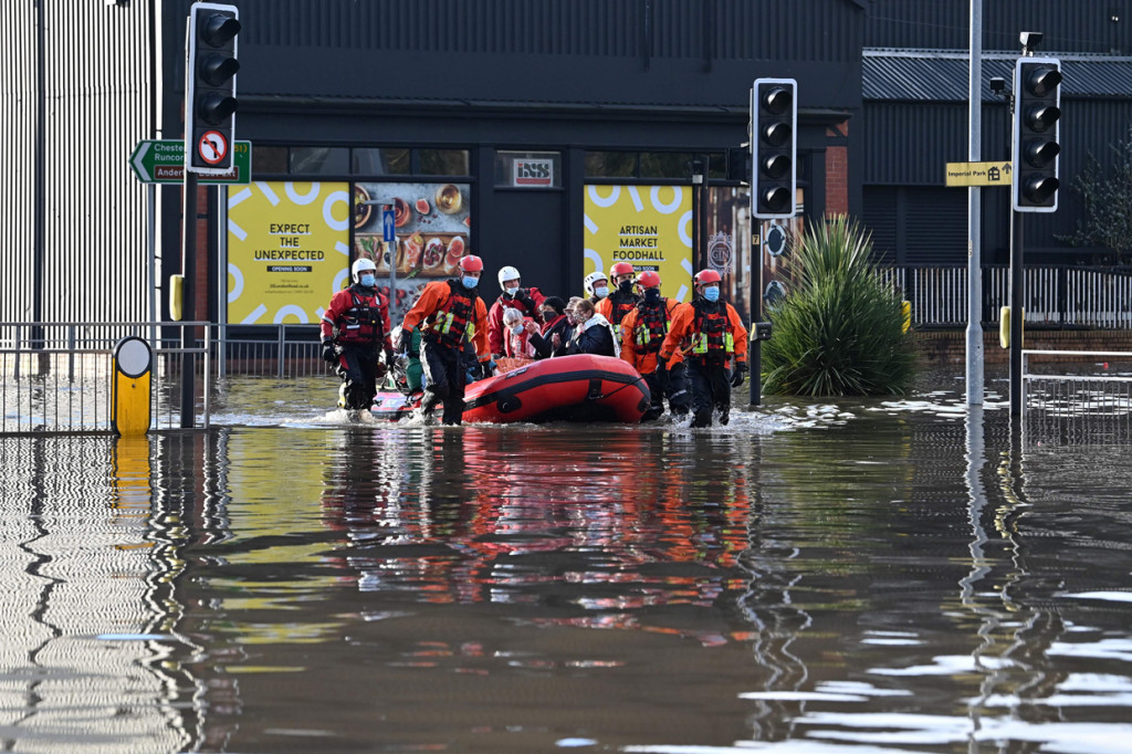 Anggota layanan Darurat mengevakuasi penduduk yang terdampak banjir di Northwich, barat laut Inggris pada 21 Januari 2021 saat Badai Christoph membawa hujan lebat dan banjir di seluruh wilayah Inggris.