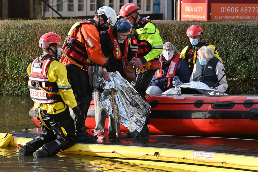 Banyak warga yang terpaksa dievakuasi karena kediaman mereka terjebak banjir dan tertutup salju.