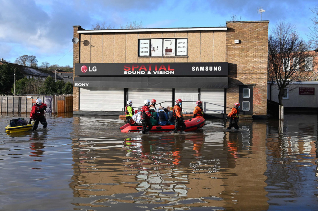Badan Lingkungan setempat menjelaskan bahwa hujan lebat dan salju terus turun di seluruh Inggris dan Wales yang mengakibatkan banyak sungai di sana memiliki volume air yang berlebihan.