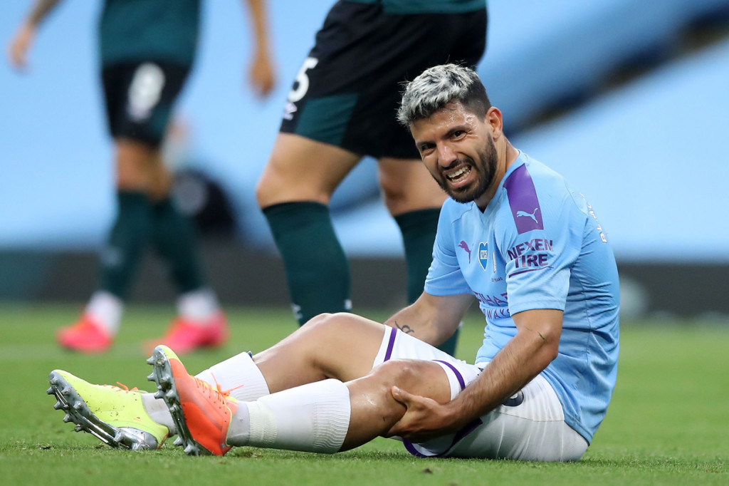 Ini jadi kemunduran dalam proses pemulihan cedera Sergio Aguero. Ia baru tampil sembilan kali di seluruh ajang musim ini karena diganggu cedera hamstring dan lutut. AFP Photo/Martin Rickett