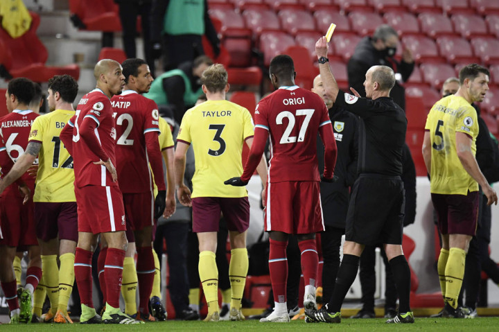 Ketika peluit tanda istirahat berbunyi terjadi sedikit insiden di lapangan area tuan rumah antara Fabinho dan Ashley Barnes. Wasit Mike Dean memberikan kartu kuning kepada Fabinho, tetapi Barnes yang sudah mendapat kartu kuning sebelumnya tak diberi hukuman apapun.