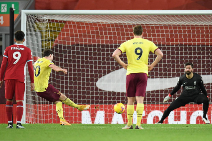 Kesempatan itu dimanfaatkan dengan sempurna oleh Barnes dengan melepaskan eksekusi keras tak terjangkau Alisson untuk mencetak gol ke-100 sepanjang kariernya, sekaligus membawa Burnley memimpin pada menit ke-83.