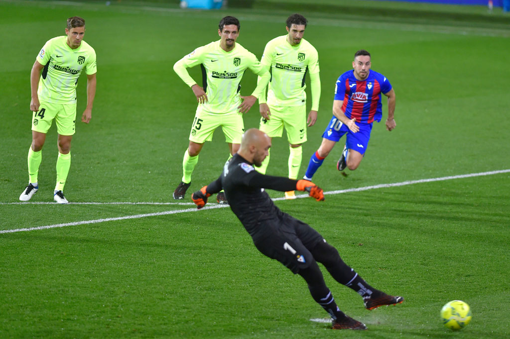 Kiper Eibar Marko Dmitrovic meninggalkan gawangnya dan dengan sempurna melakoni tugas sebagai algojo tendangan penalti untuk membawa Eibar unggul pada menit ke-12. Hadiah penalti diberikan kepada tuan rumah setelah Yannick Carrasco menjatuhkan Yoshinori Muto.