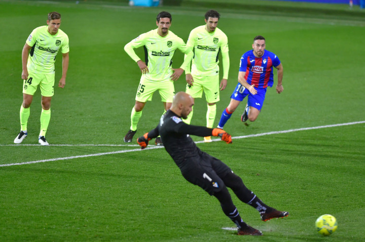 Kiper Eibar Marko Dmitrovic meninggalkan gawangnya dan dengan sempurna melakoni tugas sebagai algojo tendangan penalti untuk membawa Eibar unggul pada menit ke-12. Hadiah penalti diberikan kepada tuan rumah setelah Yannick Carrasco menjatuhkan Yoshinori Muto.