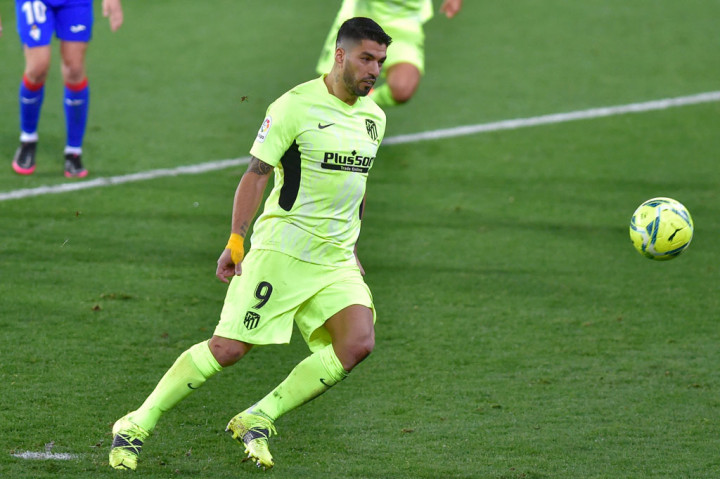 Di akhir babak kedua, tim tamu memperoleh hadiah penalti setelah Suarez dijatuhkan Anaitz Arbilla. Dan Suarez yang menjadi algojo mengeksekusinya dengan tendangan panenka untuk memperdaya Dmitrovic sekaligus membawa Atletico berbalik memimpin 2-1.