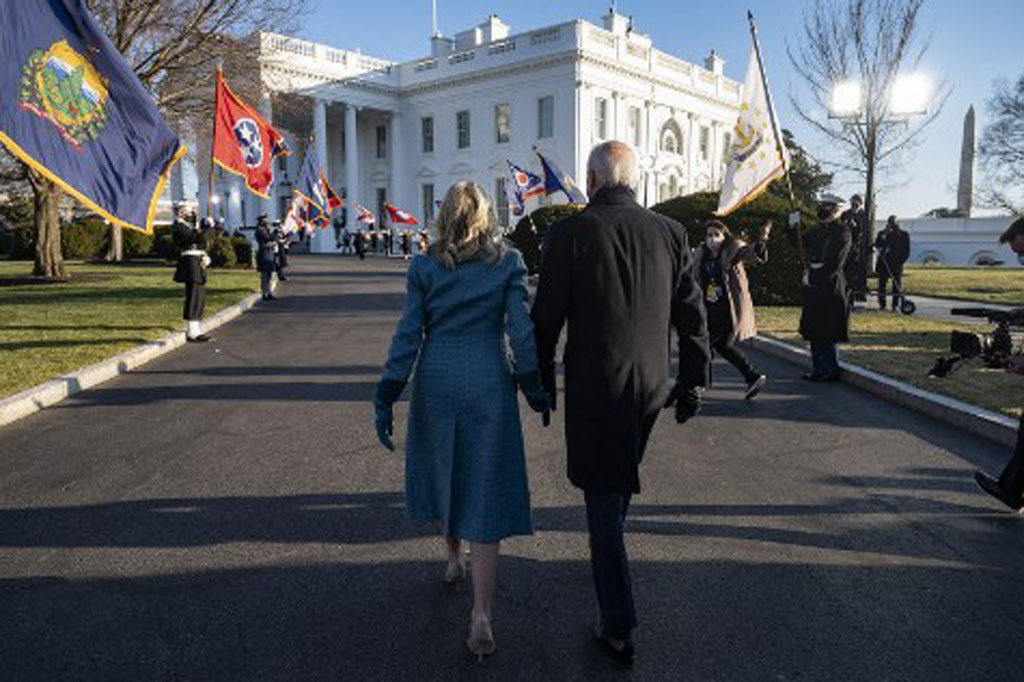 Presiden AS Joe Biden tiba di Gedung Putih pada Kamis, 21 Januari 2021 WIB, berjalan di blok terakhir bersama anggota keluarganya melalui jalan-jalan yang sangat kosong karena pandemi virus korona.