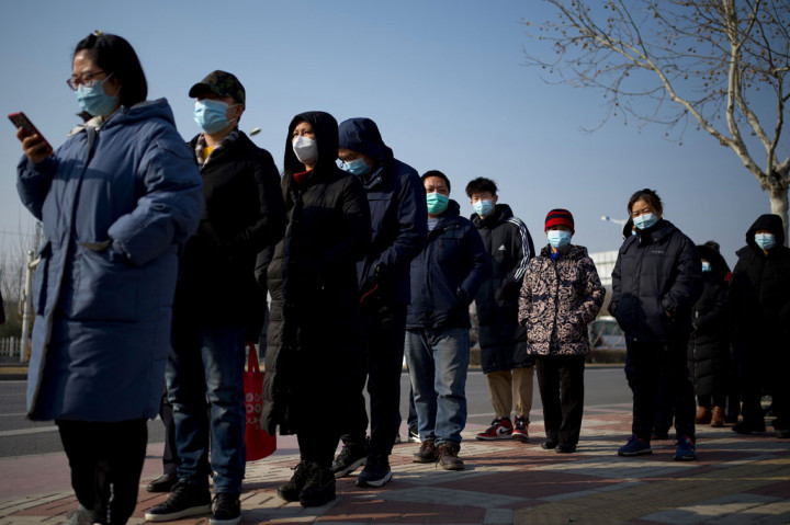 Tiongkok melaporkan penurunan tipis kasus baru covid-19 pada Jumat, yakni 103 kasus dari 144 kasus pada sehari sebelumnya. Dari 103 kasus baru itu, 94 kasus di antaranya ditularkan secara lokal. Jumlah kasus covid-19 terkonfirmasi di Tiongkok daratan kini mencapai 88.804 kasus, dengan jumlah korban jiwa yang tidak berubah, yakni 4.635.