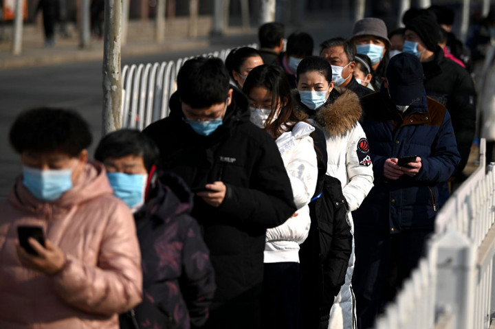 Sementara itu, Shanghai mengadakan tes covid-19 untuk seluruh staf rumah sakit pada Kamis, 21 Januari 2021 setelah dua pekerja garda depan itu terbukti positif terjangkit virus korona.