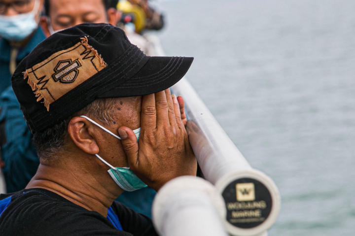 Upacara tabur bunga yang diliputi duka dimulai sekitar pukul 09.30 WIB dan diawali dengan pembacaan doa yang dipimpin oleh pemuka agama. Sejumlah keluarga korban tidak kuasa menahan tangis saat prosesi tabur bunga berlangsung.
