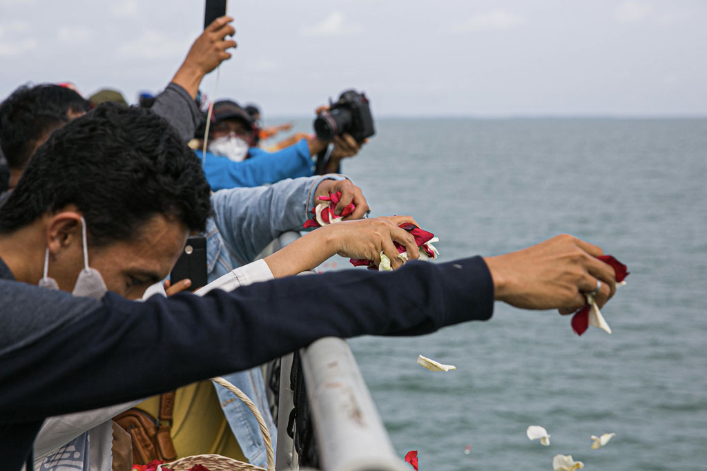 Selain anggota keluarga korban, perwakilan kru pesawat dan manajemen Sriwijaya Air dan Nam Air, Kementerian Perhubungan, Komite Nasional Keselamatan Transportasi (KNKT), TNI Angkatan Laut, Badan Nasional Pencarian dan Pertolongan, dan Jasa Raharja juga hadir dalam acara itu.