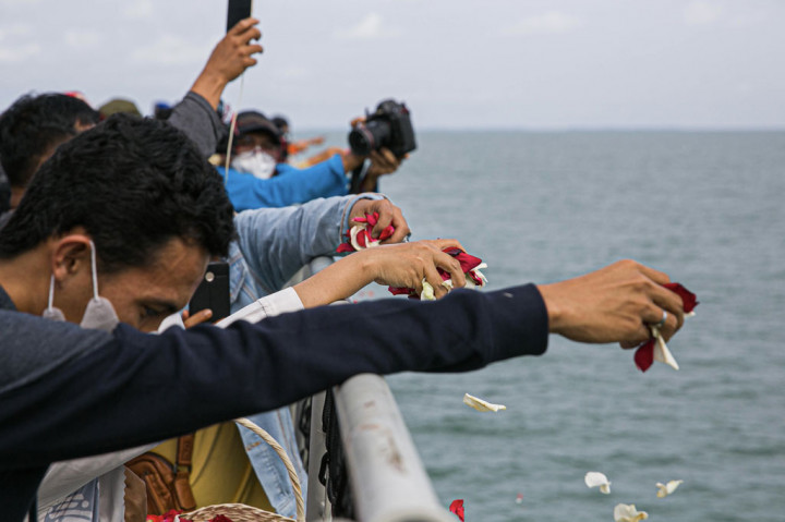 Selain anggota keluarga korban, perwakilan kru pesawat dan manajemen Sriwijaya Air dan Nam Air, Kementerian Perhubungan, Komite Nasional Keselamatan Transportasi (KNKT), TNI Angkatan Laut, Badan Nasional Pencarian dan Pertolongan, dan Jasa Raharja juga hadir dalam acara itu.