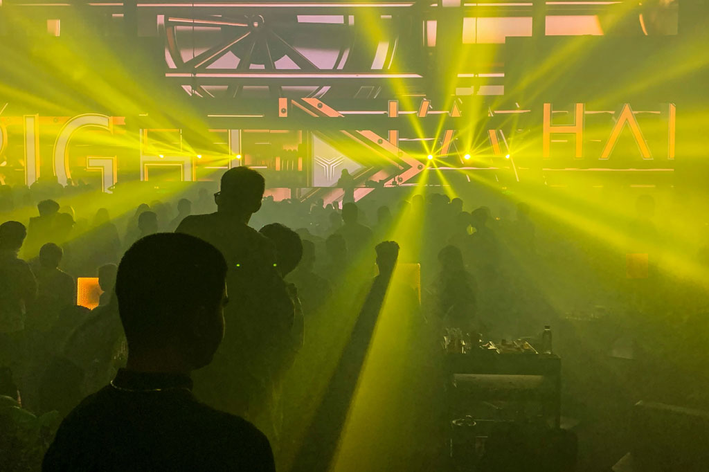 Kehidupan malam di Wuhan, Tiongkok kembali dengan sepenuh hati menjelang setahun setelah lockdown yang membuat kehidupan terhenti di kota berpenduduk 11 juta itu. Wuhan mulai memberlakukan lockdown pada 23 Januari 2020 lalu.