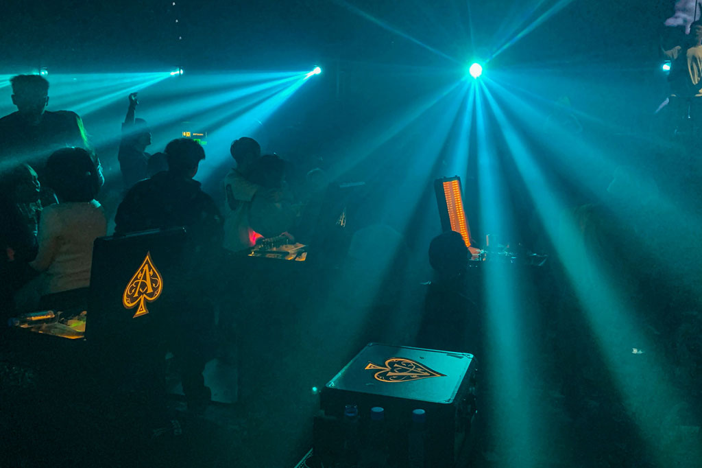 Saat seluruh dunia terus bergulat dengan lockdown dan melonjaknya infeksi covid-19, anak-anak muda di kota yang pernah menjadi episentrum novel coronavirus tersebut, menikmati kebebasan yang diperoleh dengan susah payah.