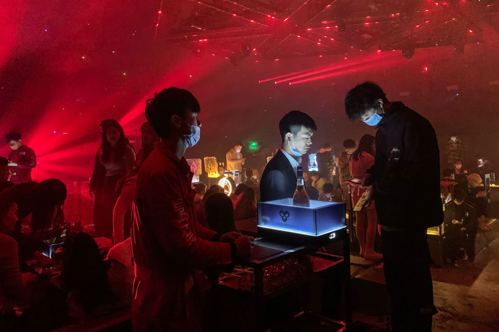 Di Super Monkey - klub malam besar di pusat kota - tidak ada dress code atau daftar VIP. Yang wajib, setidaknya untuk bisa masuk, adalah masker dan pemeriksaan suhu - suhu di atas 37,3 derajat Celcius bisa membuat calon pengunjung pesta menjauh.