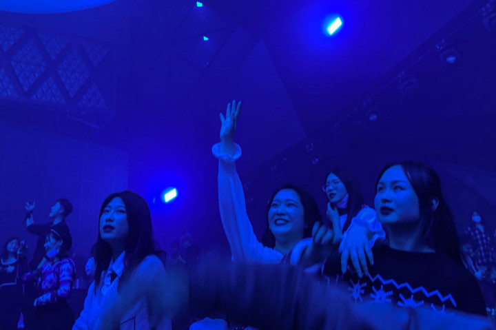 Media pemerintah Beijing telah menekankan kegagalan pemerintah Barat untuk mengatasi virus, membandingkan kekacauan di luar negeri dengan kembalinya Tiongkok ke arah normal. Mereka memuji kesuksesan itu sebagai bukti keunggulan model politik otoriter Beijing.