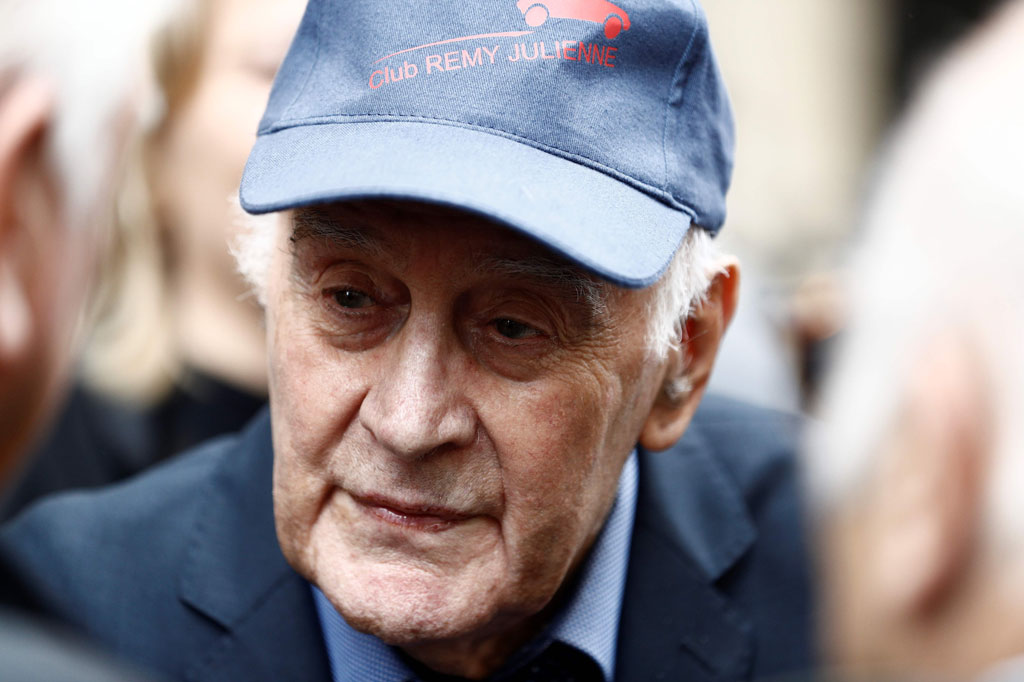 Salah satu pemeran pengganti terkemuka dunia, Remy Julienne, yang mengerjakan enam film James Bond serta film klasik 'The Italian Job' pada 1969, meninggal pada usia 90 tahun. Julienne meninggal karena covid-19.