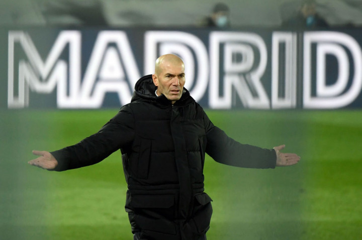 Zidane saat ini tengah di bawah tekanan setelah Madrid mengalami kekalahan beruntun di Piala Super Spanyol dan Copa del Rey, termasuk kekalahan mengejutkan dari tim kasta ketiga Alcoyano pada Kamis, 21 Januari 2021. 