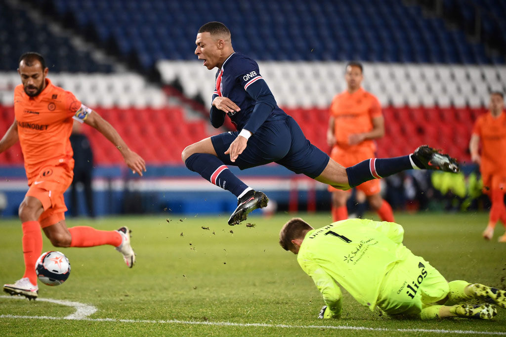 Tuan rumah mendapat keuntungan setelah kiper Montpellier Jonas Omlin mendapat kartu merah dari wasit akibat menjegal pergerakan Kylian Mbappe secara keras pada menit ke-19. Keunggulan jumlah pemain dimaksimalkan PSG dengan tak memberikan nafas sedikitpun bagi tim tamu untuk mengembangkan permainan.