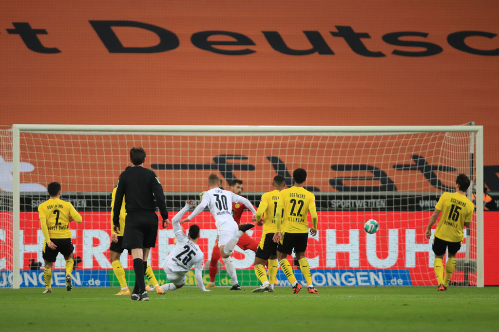 Tuan rumah tidak membuang waktu untuk menggempur tamunya. Hasilnya Glabdbach sukses membuka keunggulan pada menit ke-11 melalui tandukan Nico Elvedi menyambut umpan silang Hofmann.