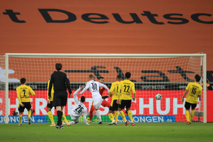 Tuan rumah tidak membuang waktu untuk menggempur tamunya. Hasilnya Glabdbach sukses membuka keunggulan pada menit ke-11 melalui tandukan Nico Elvedi menyambut umpan silang Hofmann.