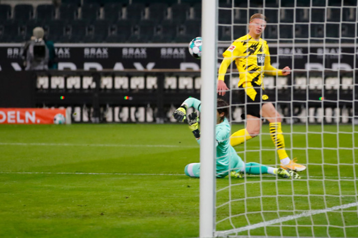 Keunggulan itu tak bertahan lama, sebab Dortmund segera membalas pada menit ke-22. Gol berawal saat Jadon Sancho mengirim umpan cermat yang diselesaikan Erling Haaland dengan mencungkil bola melewati kiper Yann Sommer menuju sudut jauh gawang.