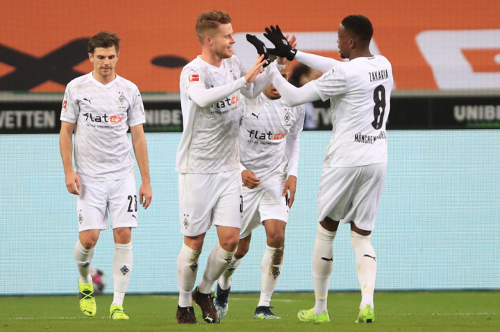 Empat menit berselang Elvedi mencetak gol keduanya dengan menyambar bola pantul hasil antisipasi tak sempurna kiper Roman Buerki atas eksekusi tendangan bebas Lars Stindl. Skor imbang 2-2 bertahan hingga turun minum.