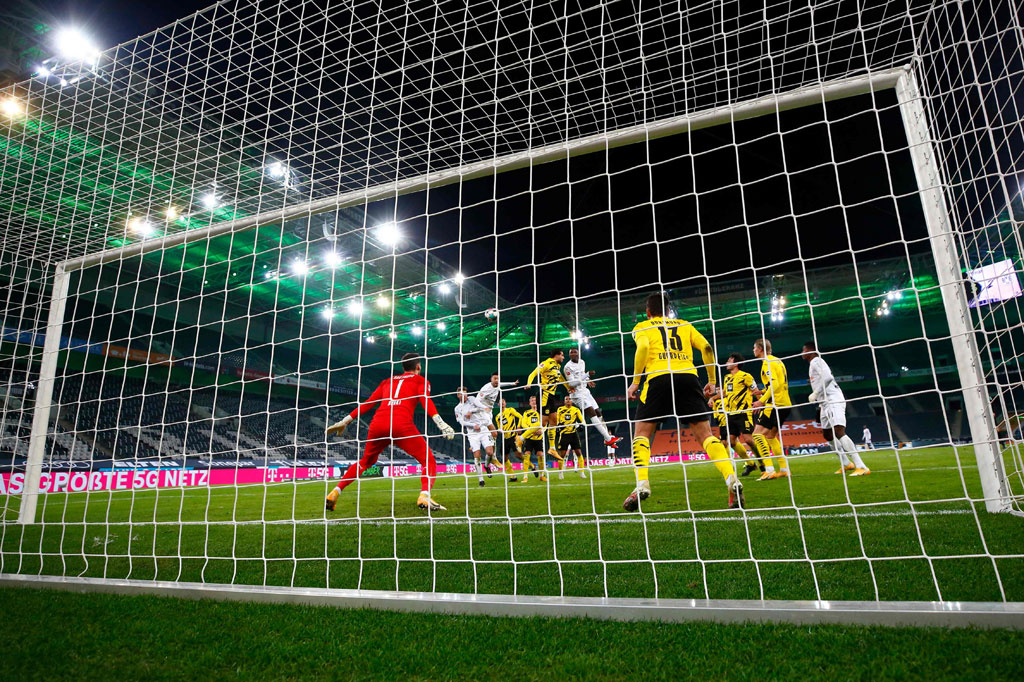 Kedua tim masih berupaya mengemas gol. Dortmund memasukkan Gio Reyna dan Gladbach memasukkan Breel Embolo dan Marcus Thuram. Bagi Thuram, itu merupakan penampilan pertamanya setelah menjalani skors lima pertandingan. Thuram menandai laga kembalinya itu dengan menanduk bola tendangan sudut kiriman Neuhaus untuk membawa Gladbach menang 4-2.