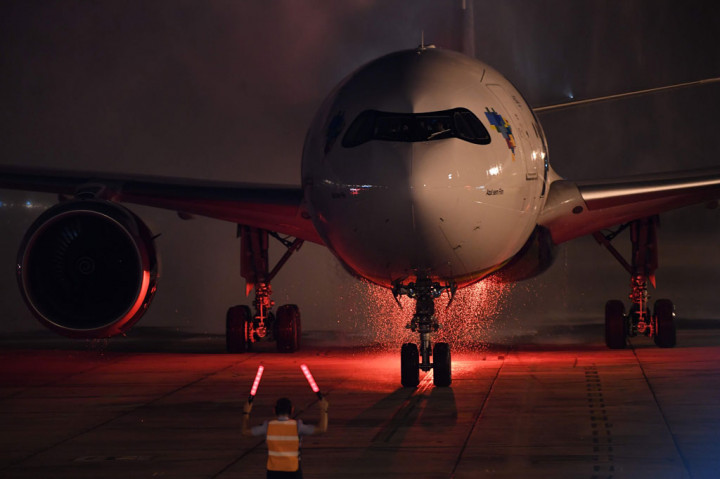 Sebuah pesawat yang mengangkut vaksin AstraZeneca-Oxford dari India tiba di Bandara Galeao, Rio de Janeiro, Brasil, pada Jumat, 22 Januari 2021.