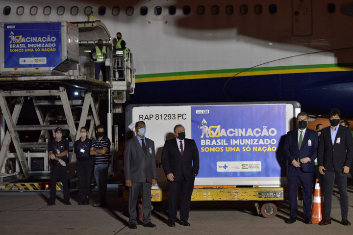 Pemerintah mengandalkan vaksin yang dikembangkan oleh perusahaan farmasi Inggris-Swedia AstraZeneca bekerja sama dengan Universitas Oxford dan Yayasan Fiocruz dari Kementerian Kesehatan Brasil untuk meluncurkan program inokulasinya.