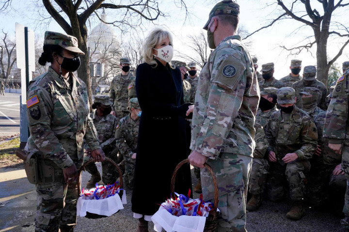 Ibu Negara Amerika Seriakt Jill Biden memberi kejutan dengan memberikan kue coklat kepada para anggota Garda Nasional yang berjaga di luar Gedung Capitol di Washington, DC, Jumat, 22 Januari 2021 waktu setempat.