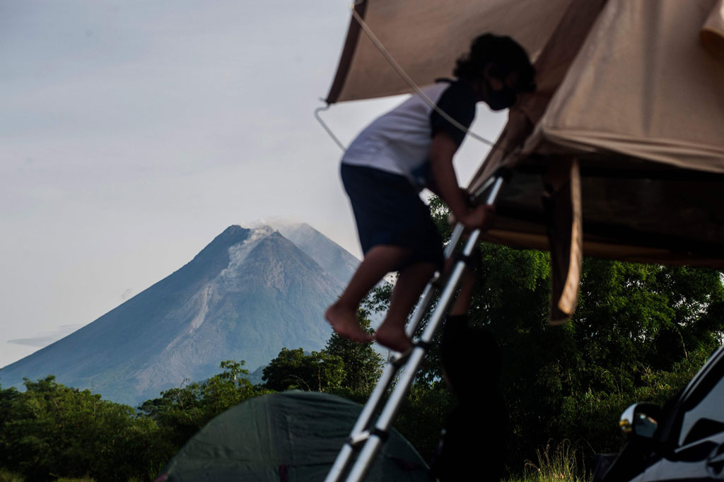 Kepala BPPTKG Hanik Humaida dalam keterangan resminya di Yogyakarta, menjelaskan, berdasarkan pengamatan pada Sabtu pukul 00.00 WIB sampai 06.00 WIB, guguran lava pijar itu meluncur ke arah barat daya atau hulu Kali Krasak dan Boyong. 