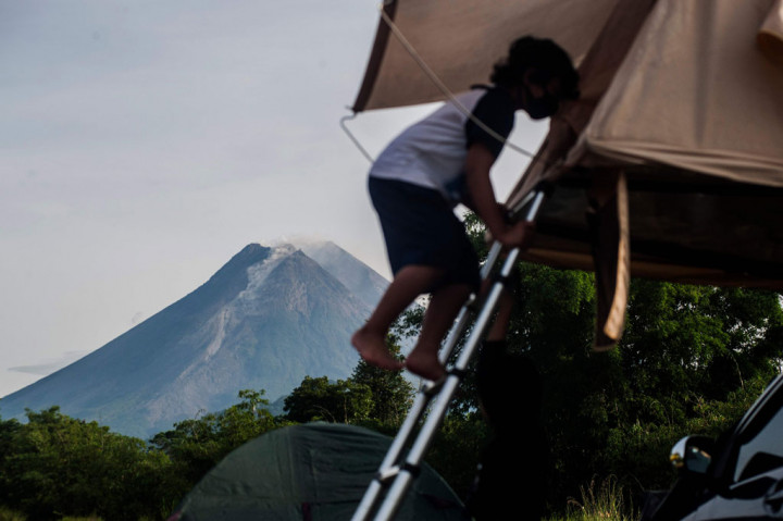 Kepala BPPTKG Hanik Humaida dalam keterangan resminya di Yogyakarta, menjelaskan, berdasarkan pengamatan pada Sabtu pukul 00.00 WIB sampai 06.00 WIB, guguran lava pijar itu meluncur ke arah barat daya atau hulu Kali Krasak dan Boyong. 