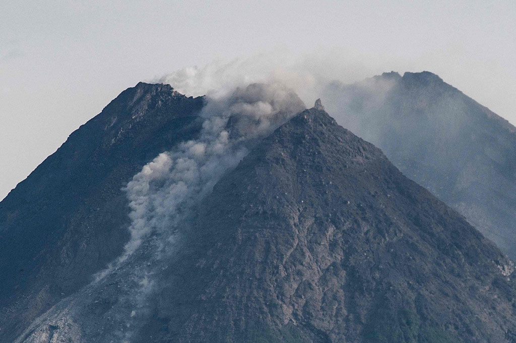 Selama periode pengamatan itu, menurut BPPTKG, Gunung Merapi juga mengalami 24 kali gempa guguran dengan amplitudo 4-23 mm selama 18.3-84.8 detik dan empat kali gempa hembusan dengan amplitudo 4-6 mm selama 12.4-18.4 detik. Asap kawah tebal berwarna putih dengan intensitas sedang setinggi 50 meter di atas puncak kawah teramati selama pengamatan.