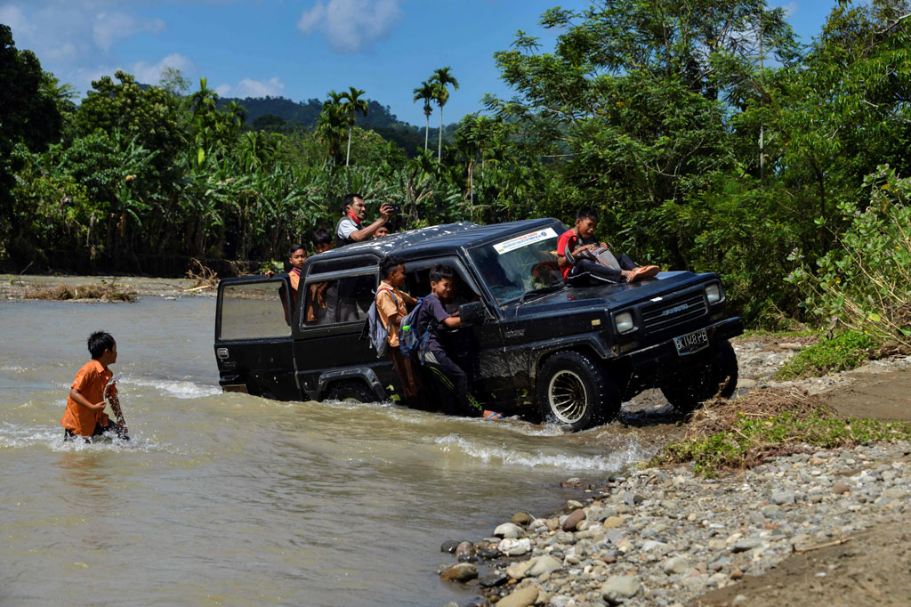 Bukan hanya anak sekolah, warga di desa tersebut juga melakukan aktivitas dengan menyeberangi sungai tersebut. Jika musim penghujan tiba, air sungai menjadi deras sehingga menyebabkan aktivitas belajar-mengajar lumpuh, begitu juga pemasaran komoditas pertanian ke Ibu Kota Provinsi Aceh terhenti karena tidak ada jalan alternatif lainnya.