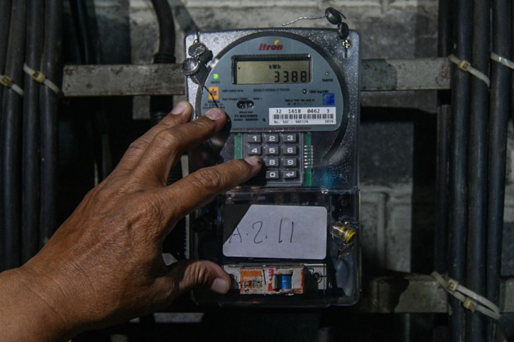 Warga memasukkan nomor token listrik PLN di Rumah Susun Bendungan Hilir 2, Jakarta, beberapa waktu yang lalu. Pemerintah memperpanjang pemberian stimulus ketenagalistrikan berupa diskon tarif tenaga listrik dan pembebasan ketentuan rekening minimum dan biaya beban atau abonemen hingga Maret 2021.