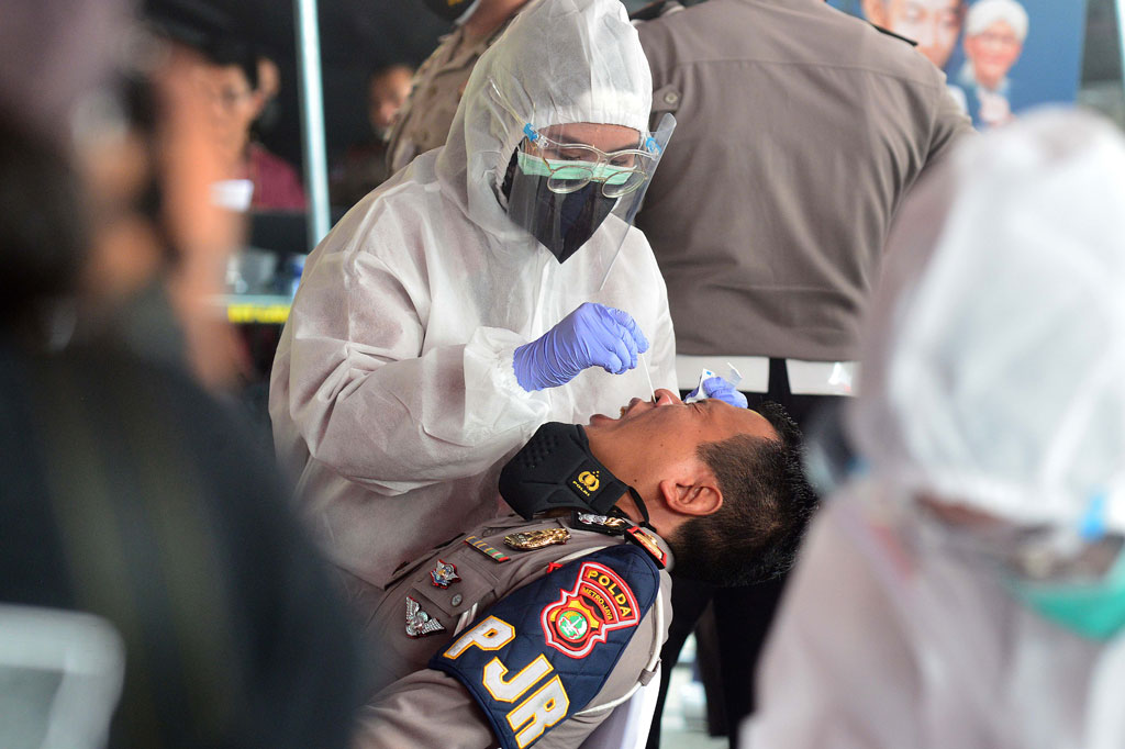 Sebanyak 500 personel anggota polisi jalan raya (PJR) Polda Metro Jaya mengikuti swab antigen massal di Jakarta, Sabtu, 23 Januari 2021. Kegiatan tersebut digelar oleh Pengurus Pusat Pagar Nusa Nahdlatul Ulama bersama Direktorat Lalu Lintas (Ditlantas) Polda Metro Jaya.