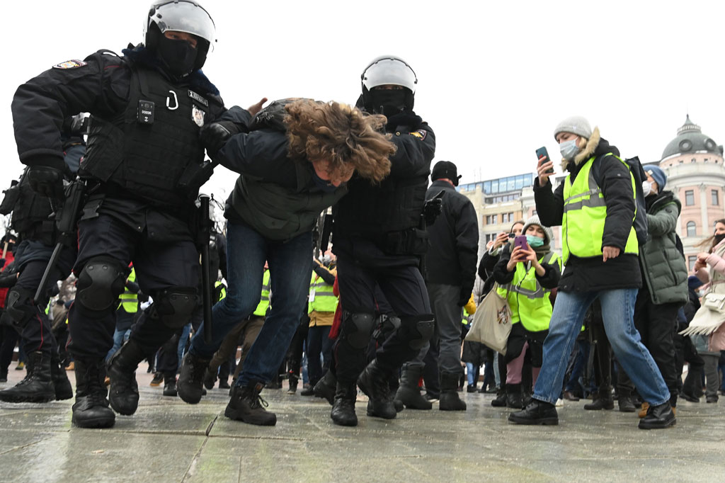 Sebuah video dari Vladivostok menunjukkan polisi huru-hara tengah mengejar sekelompok pengunjuk rasa di jalanan, sementara para pendemo di Khabarovsk--yang beraksi di tengah suhu udara minus 14 derajat Celsius--meneriakkan kata-kata 'memalukan' dan 'bandit'.