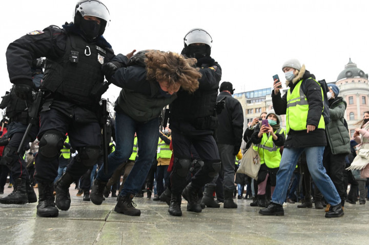 Sebuah video dari Vladivostok menunjukkan polisi huru-hara tengah mengejar sekelompok pengunjuk rasa di jalanan, sementara para pendemo di Khabarovsk--yang beraksi di tengah suhu udara minus 14 derajat Celsius--meneriakkan kata-kata 'memalukan' dan 'bandit'.