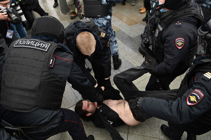 Polisi menangkap lebih dari 200 orang di Timur Jauh Rusia dan Siberia pada Sabtu, 23 Januari 2021, terkait protes untuk menuntut pembebasan tokoh oposisi Alexei Navalny.