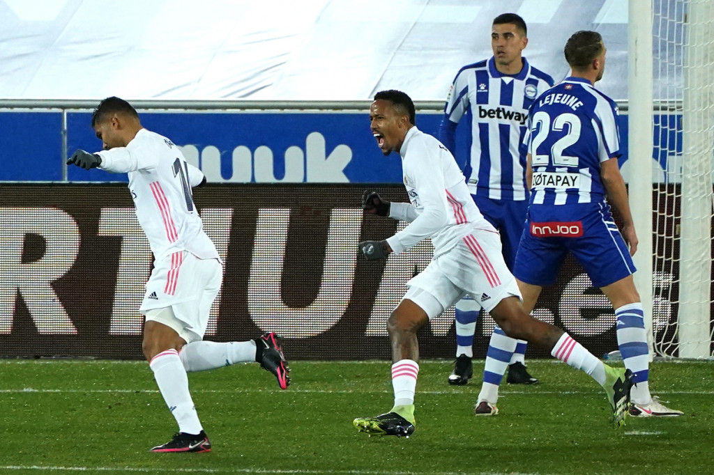 Tiga gol Madrid di separuh laga dibuat oleh Casemiro (menit ke-15), Karim Benzema (41') dan Eden Hazard (45+1').