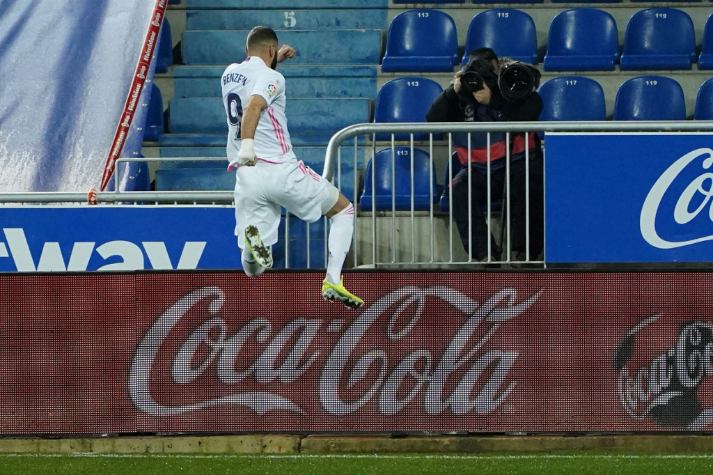 Karim Benzema melakukan selebrasi usai mencetak gol ke gawang Deportivo Alaves.