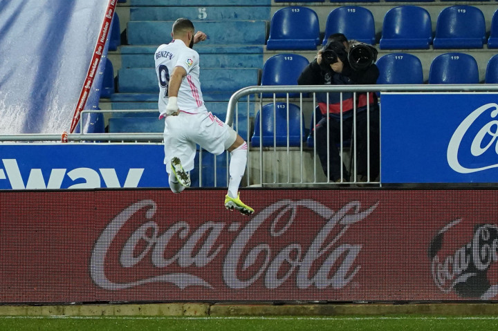 Karim Benzema melakukan selebrasi usai mencetak gol ke gawang Deportivo Alaves.
