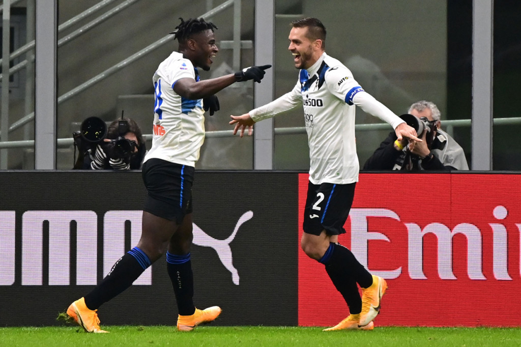 Duvan Zapata melakukan selebrasi usai mencetak gol ke gawang AC Milan.