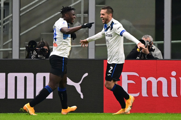 Duvan Zapata melakukan selebrasi usai mencetak gol ke gawang AC Milan.