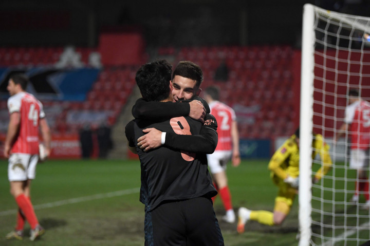 Kiane menegaskan perbedaan kelas atas Cheltenham, City terus memberondong pertahanan tuan rumah dan pada menit keempat injury time Ferran Torres mengunci kemenangan 3-1 lewat golnya dari jarak dekat memanfaatkan umpan dari Ilkay Gundogan.