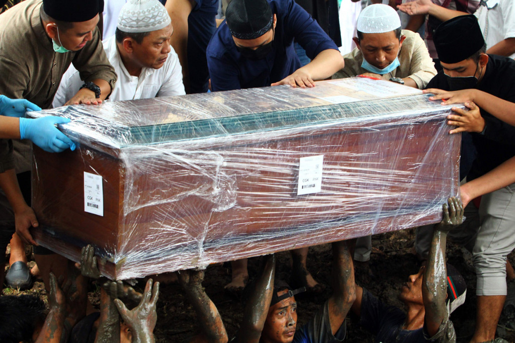 Sebanyak enam jenazah korban pesawat Sriwijaya Air SJ-182 tiba di Bandara Internasional Supadio Pontianak, Kalimantan Barat (Kalbar), Minggu, 24 Januari 2021, pukul 06.25 WIB.