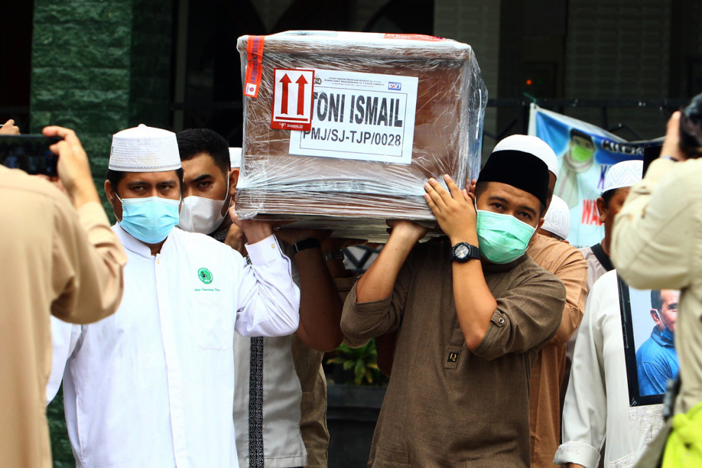 Keenam jenazah tersebut masing-masing bernama Toni Ismail, Rahmawati, Athar Rizki Riawan, Ratih Windania dan Yumna Fanisyatuhzahra. Mereka merupakan satu keluarga, asal Kota Pontianak.