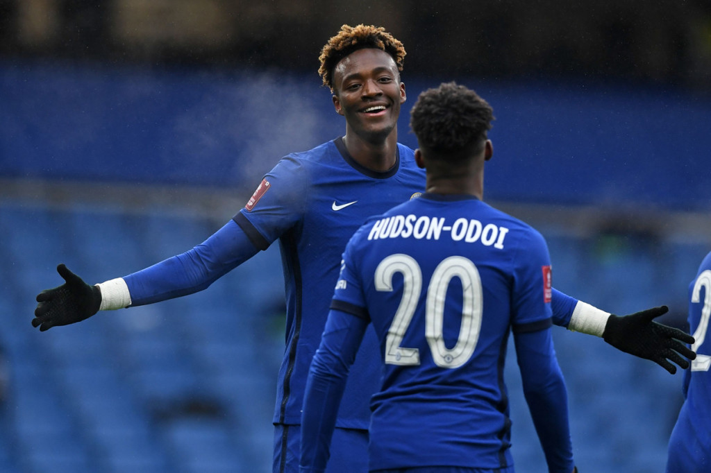 Tammy Abraham melakukan selebrasi usai mencetak gol ke gawang Luton Town.