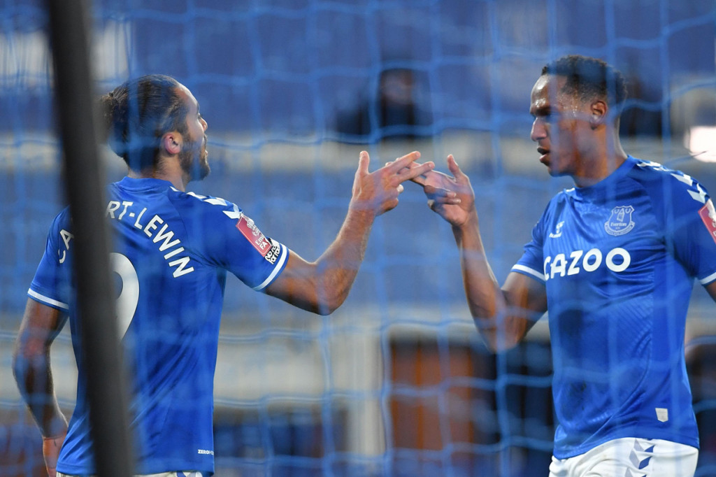 Andre Gomes melepaskan umpan silang di sisi kiri kotak penalti kepada Dominic Calvert-Lewin, yang kemudian menyosor bola, menuntaskannya menjadi gol.